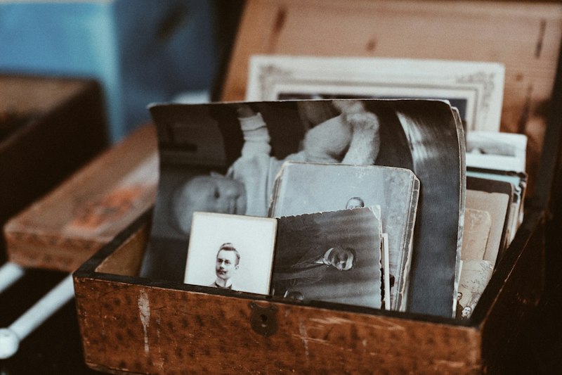 Caixa de cápsula do tempo com cartas e fotos dos alunos