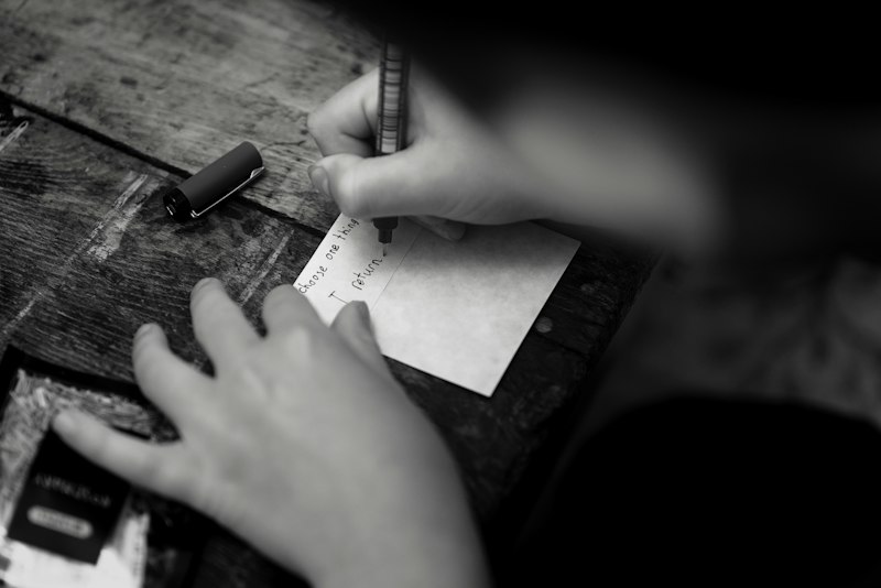 Crianças escrevendo cartas para o futuro em atividade de primeiro dia de aula