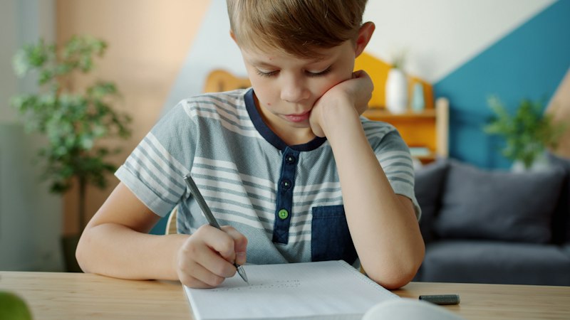 Estudante escrevendo uma carta para o eu do futuro na primeira semana de aula