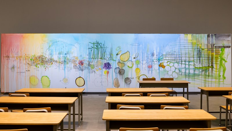 Mural colorido da sala de aula com desenhos e combinados feitos pelos alunos