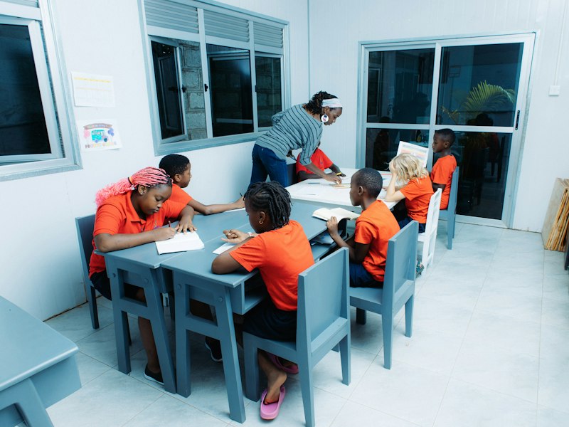 Crianças desenhando em sala de aula durante atividade de cápsula do tempo na educação infantil