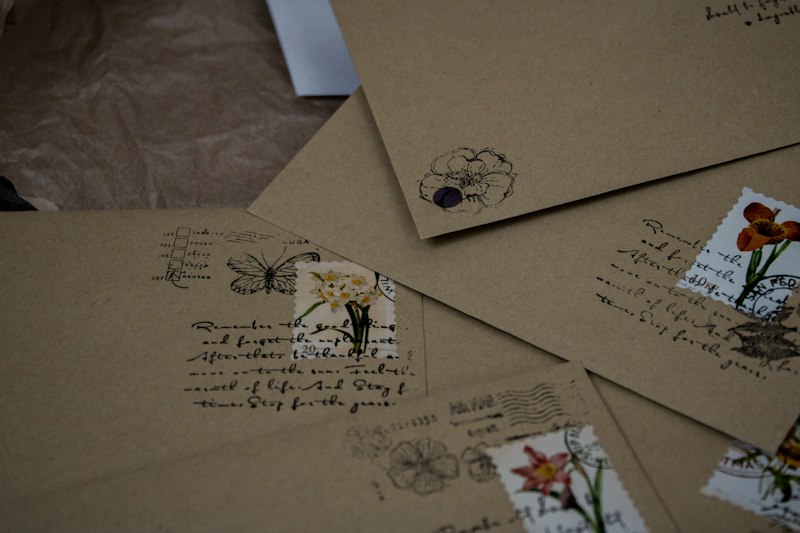 Carta de amor escrita à mão dentro de um envelope