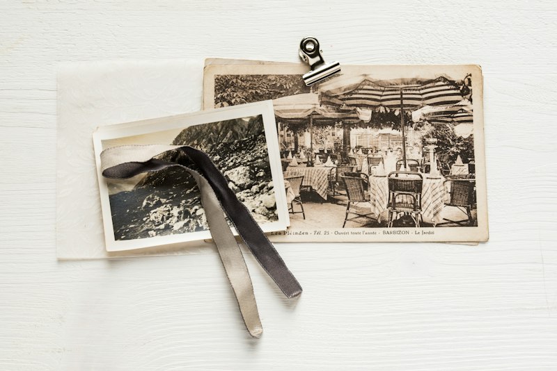 Fotos antigas de família e cartas manuscritas sobre a mesa