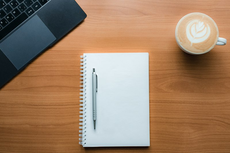 Caderno e caneta prontos para escrever uma carta para ex como exercício de escrita terapêutica