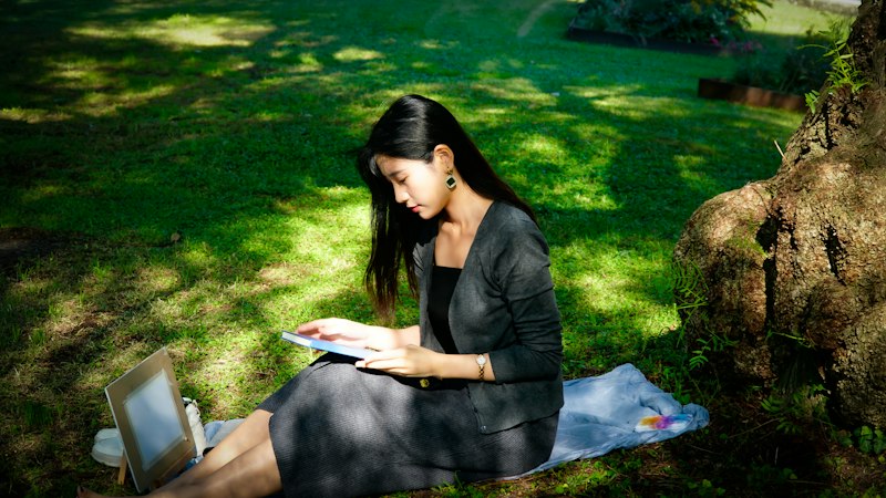 Mulher relendo com calma a carta de desabafo escrita após o fim do relacionamento