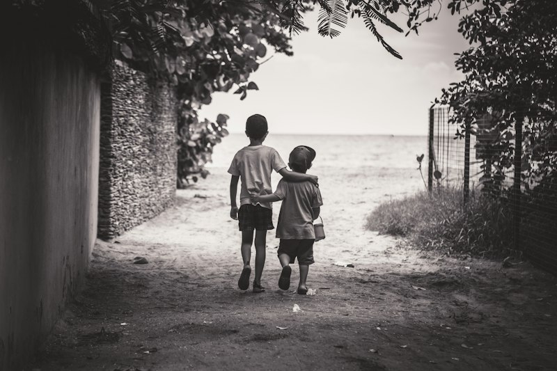 Fotografia antiga de dois irmãos na infância