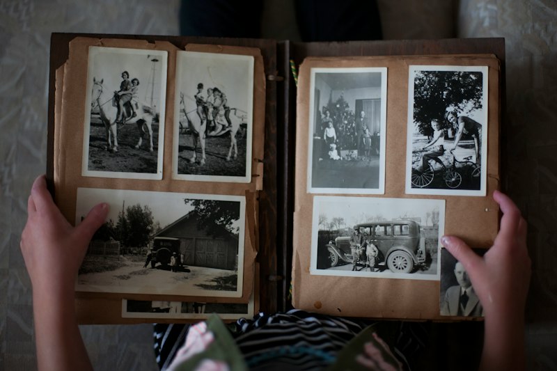 Caixa de memórias com fotografias antigas e cartas de família