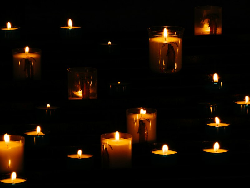 Vela acesa e flores em homenagem a uma mãe que partiu
