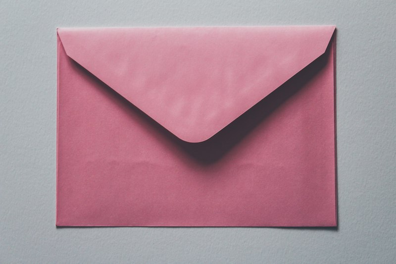 Carta para namorado em envelope romântico com flores