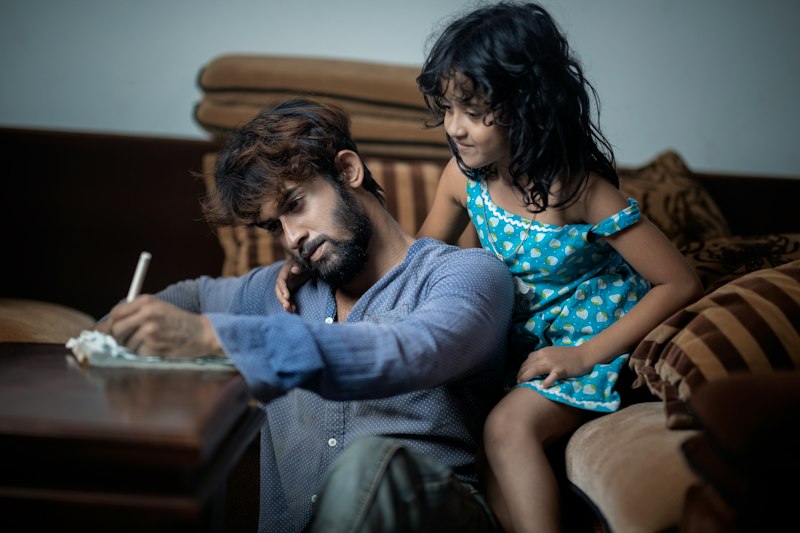 Filha entrega uma carta para pai e os dois leem juntos, emocionados