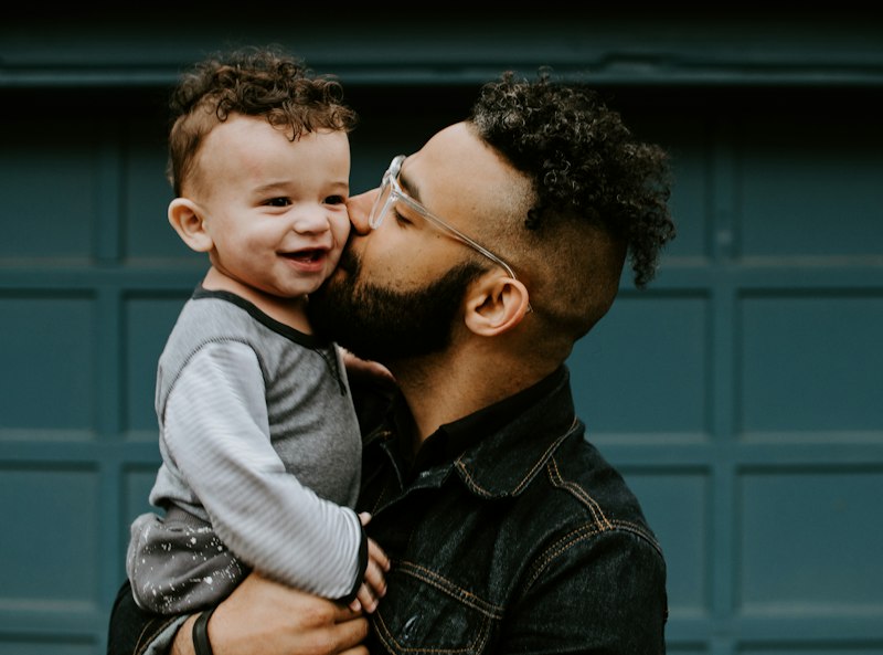 Pai e filho se abraçam após a leitura de uma carta emocionante
