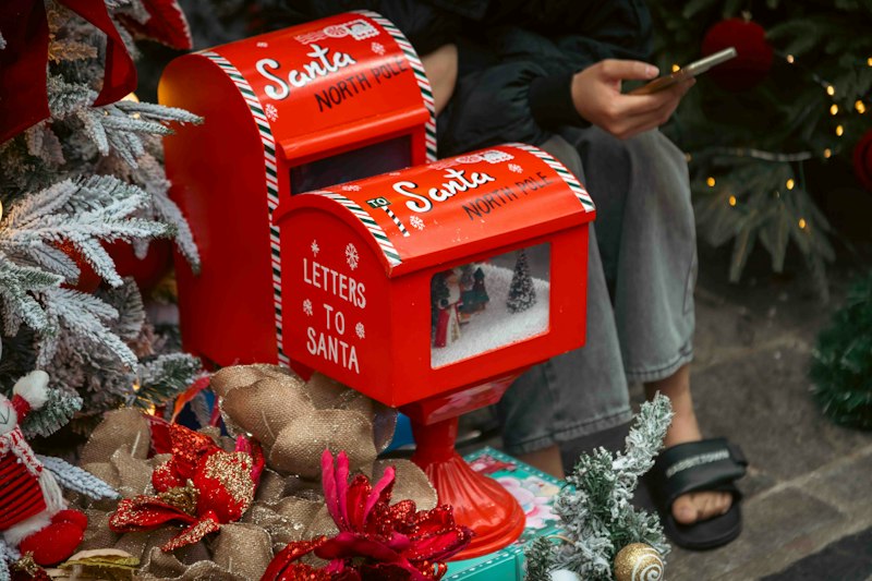 Caixa de correio vermelha decorada para o Natal