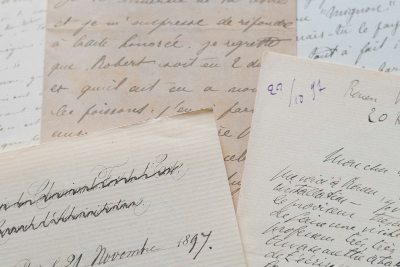 Caixa de lembranças com cartas antigas e fotos de família
