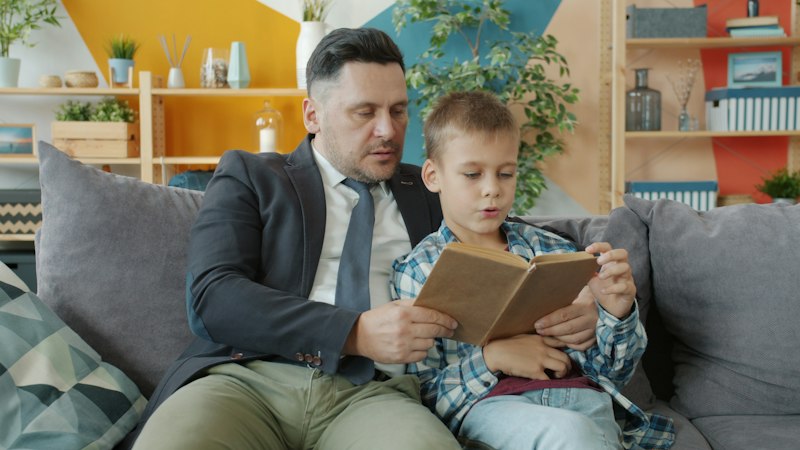 Vínculo emocional entre pai e filho fortalecido pela leitura e comunicação afetiva