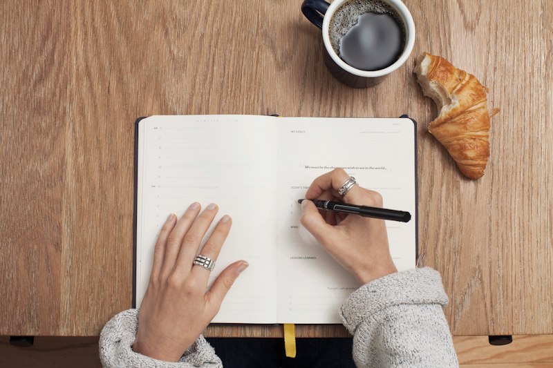 Mulher escrevendo uma carta pessoal em um diário, momento de reflexão e autoconhecimento