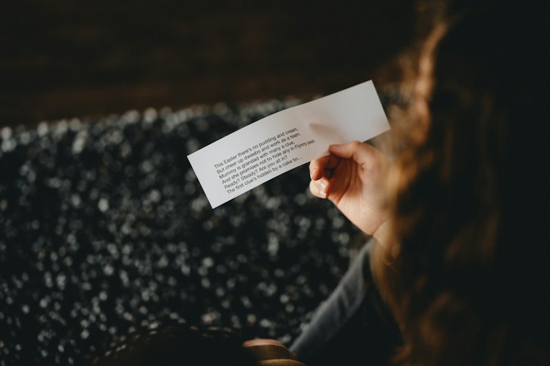 Pessoa emocionada ao ler uma carta pessoal, momento de conexão com o passado