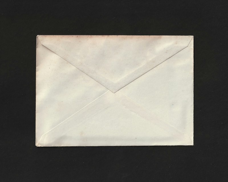 Carta escrita à mão dentro de um envelope, representando uma carta para o futuro