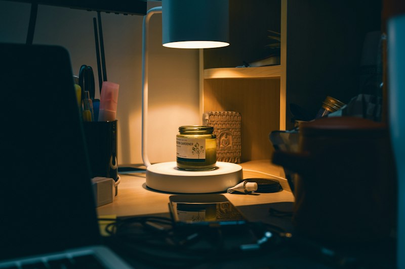 Mesa aconchegante com caderno aberto e vela acesa, ideal para uma rotina noturna de escrita