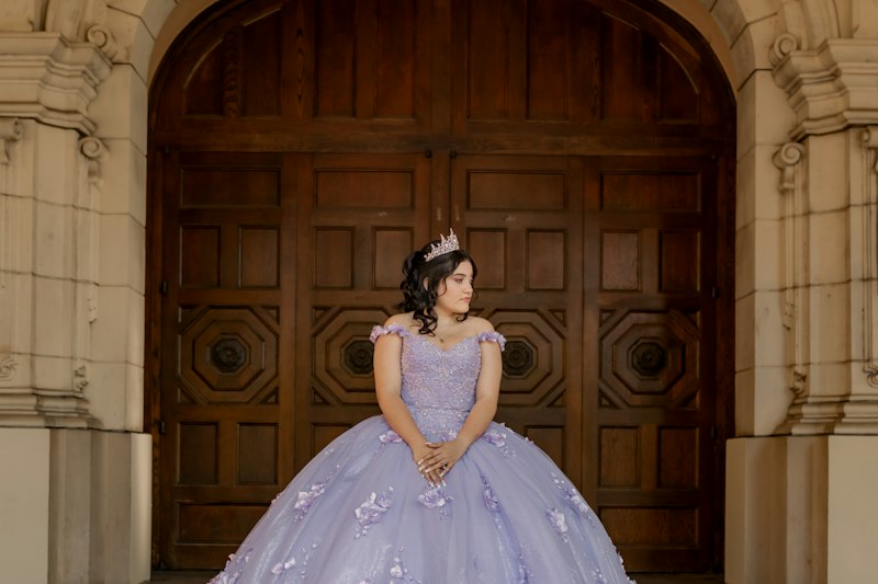 Filha em vestido de festa celebrando 15 anos, momento ideal para uma mensagem de 15 anos para filha