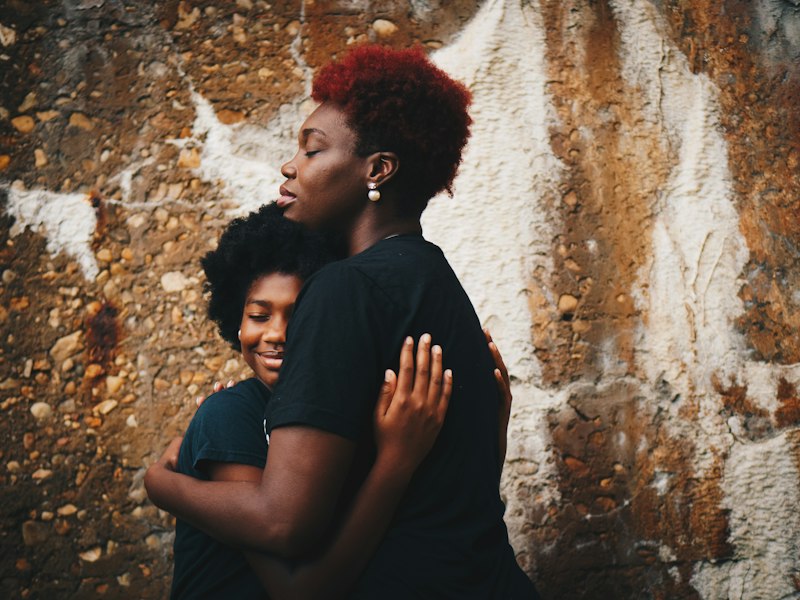 Mãe abraçando a filha durante a celebração de 15 anos