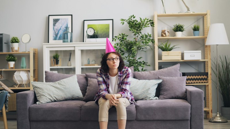 Mulher sorrindo ao celebrar o aniversário com uma mensagem de aniversário para mim mesma