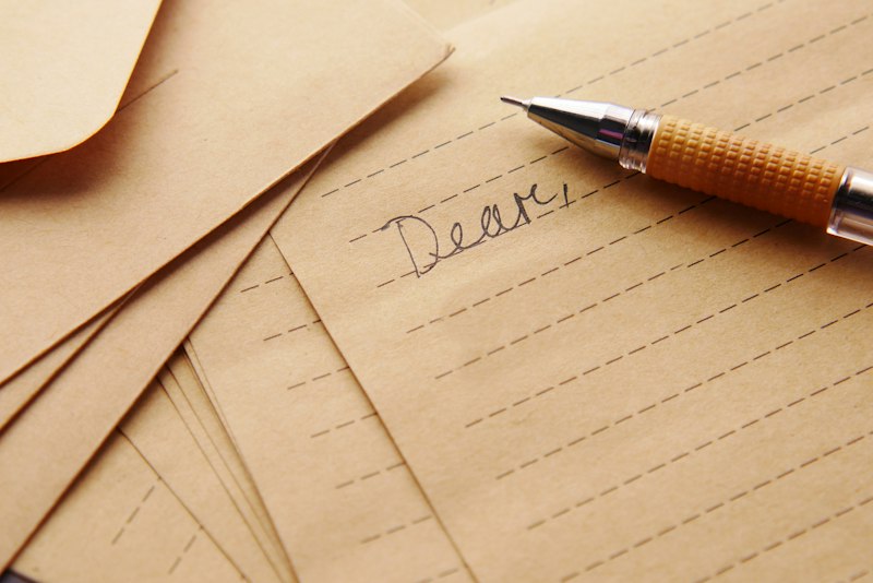 Carta escrita à mão em um envelope, guardada para ser aberta no futuro