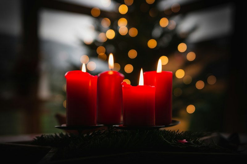 Velas acesas em uma mesa de Natal simbolizando fé e união familiar