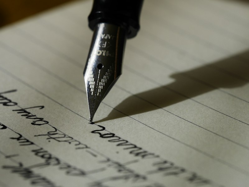 Pessoa escrevendo suas metas de vida numa carta para o futuro