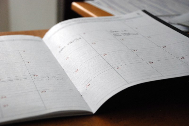 Agenda e diário sobre a mesa para acompanhar o progresso das metas pessoais