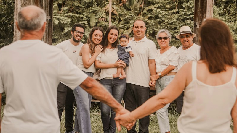 Família de diferentes gerações reunida, representando a conexão entre passado, presente e futuro
