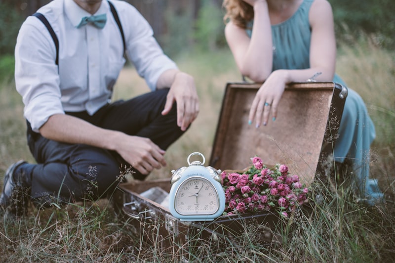Cápsula do tempo de casal com fotos, cartas e objetos sentimentais