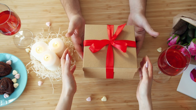 Presente para namorado de 1 ano de namoro com embalagem especial e decoração romântica