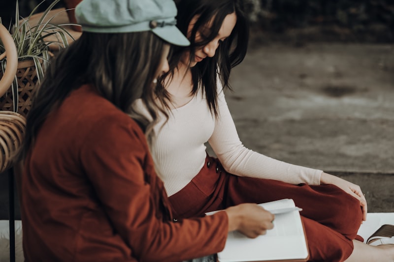 Casal escrevendo uma carta juntos — o gesto simples que se torna um presente inesquecível