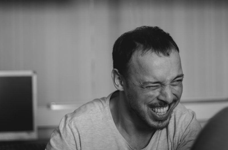 Homem assistindo a uma mensagem em vídeo especial de sua parceira com emoção