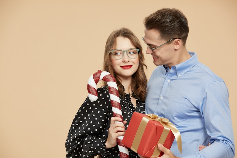 Casal trocando presente de natal emocionante — cápsula do tempo como presente para namorado