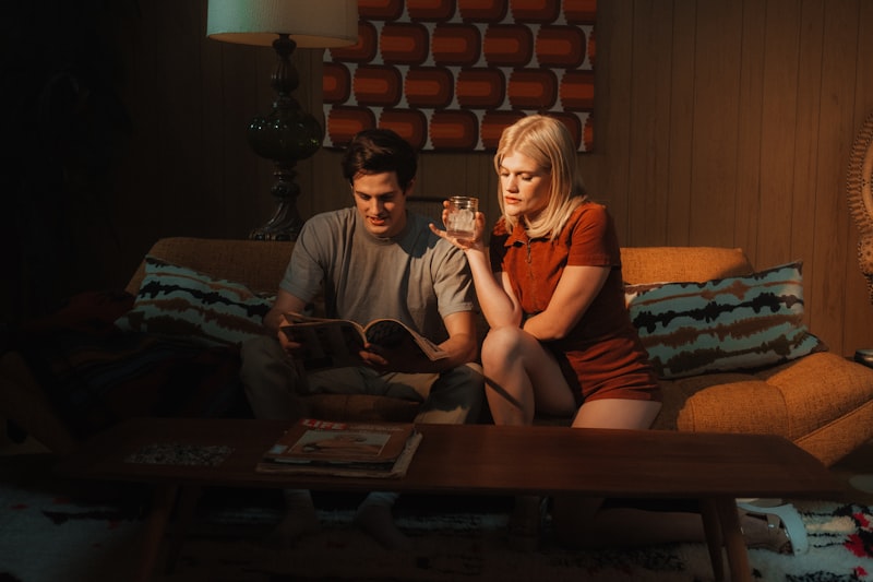 Ler uma carta do passado juntos é uma experiência emocional única que fortalece o vínculo do casal