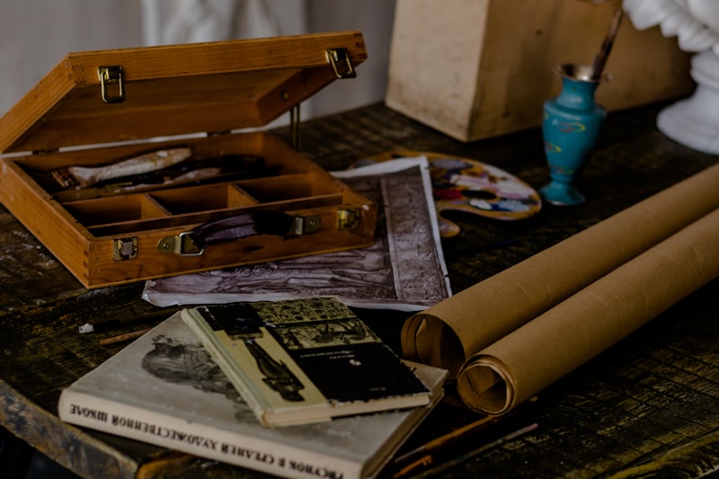 Caixa de cápsula do tempo com memórias, fotos e objetos simbólicos do casal