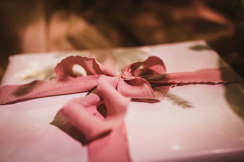 A entrega criativa do presente transforma o momento da revelação em uma experiência inesquecível