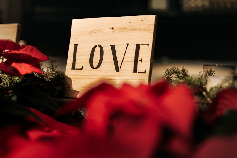 Presentes de Natal embrulhados com carinho, prontos para surpreender