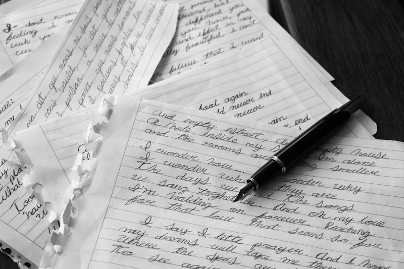 Estudante escrevendo carta para o eu do futuro em atividade de projeto de vida