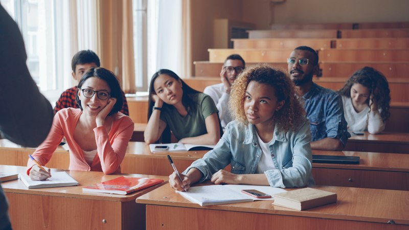 Alunos do Ensino Médio escrevendo cartas em atividade de projeto de vida