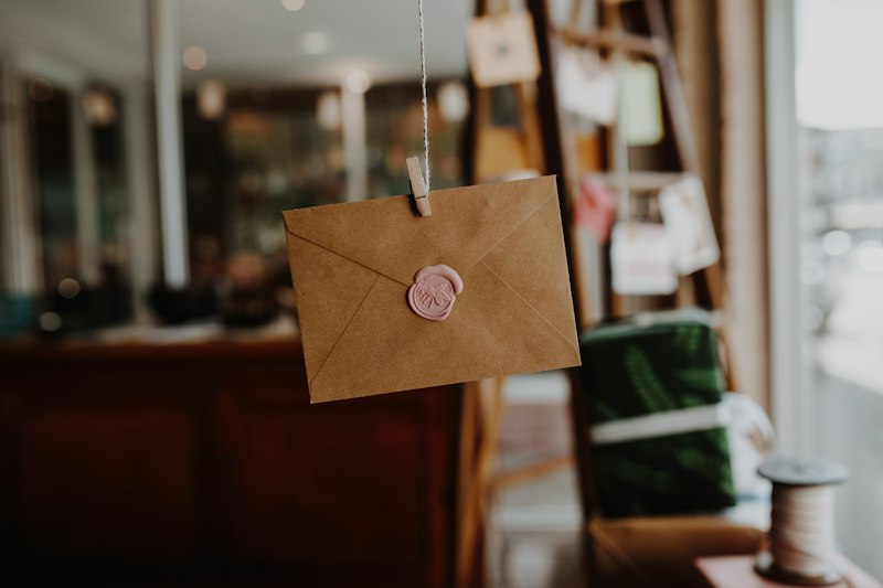 Envelopes lacrados com cartas para o eu do futuro sobre uma mesa