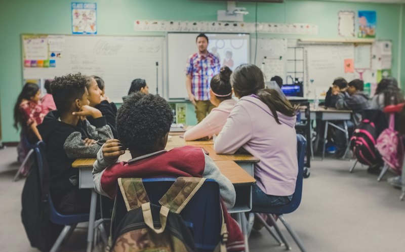 Professora conduzindo roda de conversa sobre metas e sonhos com estudantes