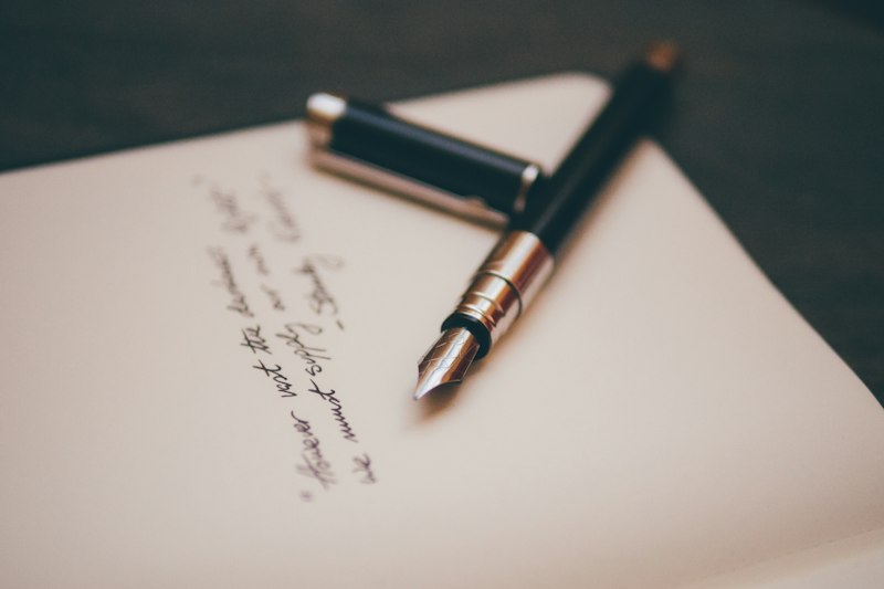 Carta escrita à mão com caneta e envelope, representando uma carta para o futuro
