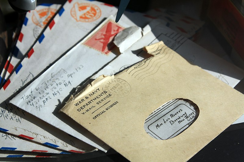 Conceito de cápsula do tempo com cartas e objetos nostálgicos
