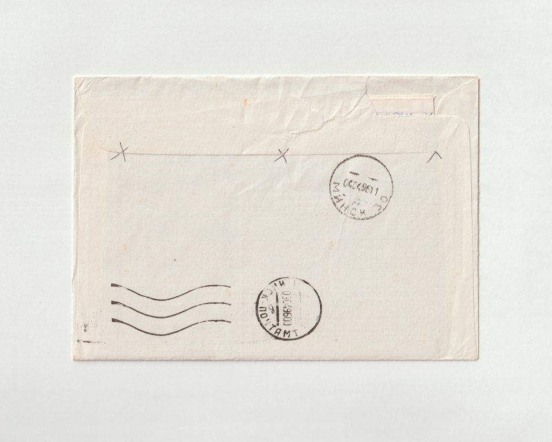 Envelope lacrado representando uma cápsula do tempo pronta para ser aberta no futuro