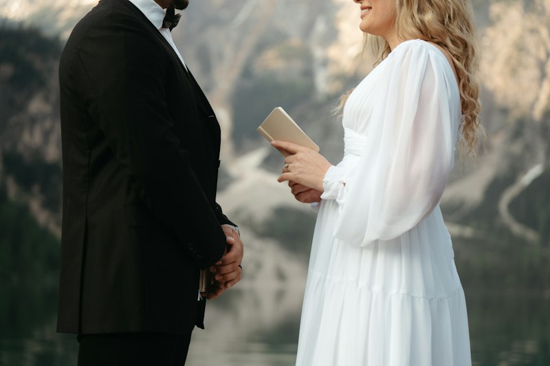 Casal trocando votos de casamento durante a cerimônia ao ar livre