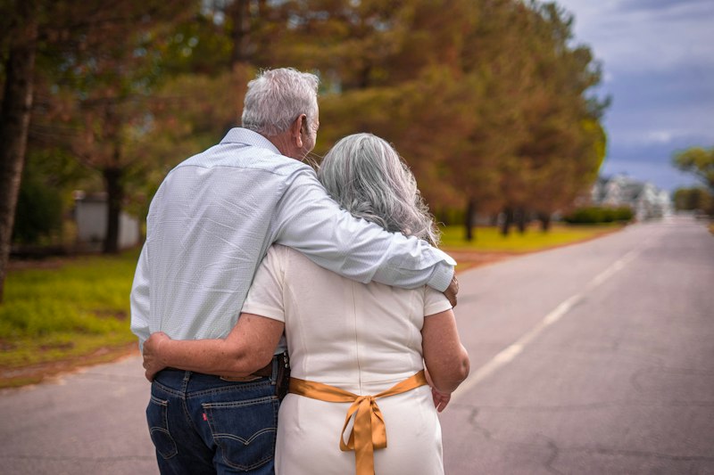 Casal de idosos comemorando bodas e relembrando os votos de casamento